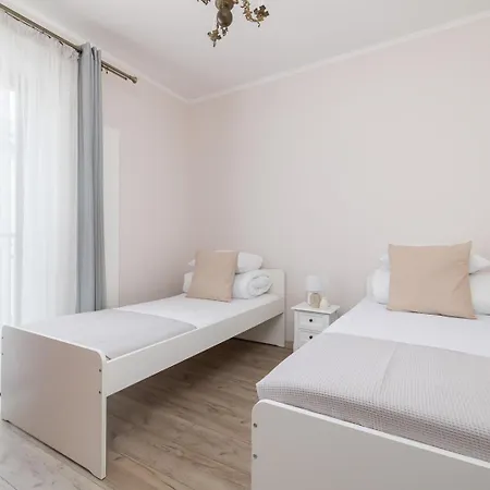 3 Bedroom With Balcony - Skawinska 18 דירה *
